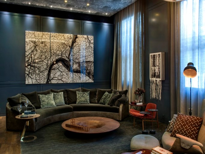 casacor-sofa-curvo-veludo-parede-azul-denise-barreto